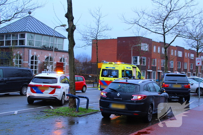 Scooterrijder klapt achterop stilstaande personenauto