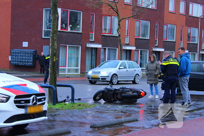 Scooterrijder klapt achterop stilstaande personenauto