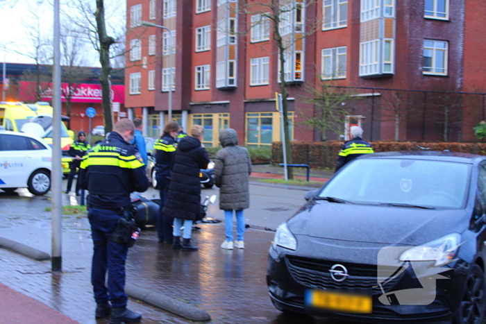 Scooterrijder klapt achterop stilstaande personenauto