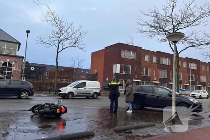 Scooterrijder klapt achterop stilstaande personenauto