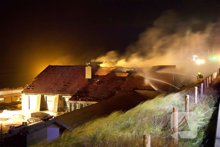 Brandweer blust uitslaande brand in strandtent