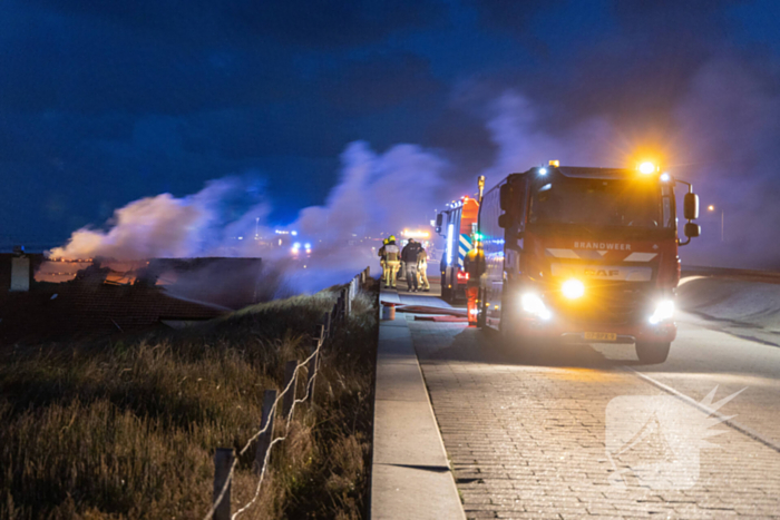 Brandweer blust uitslaande brand in strandtent