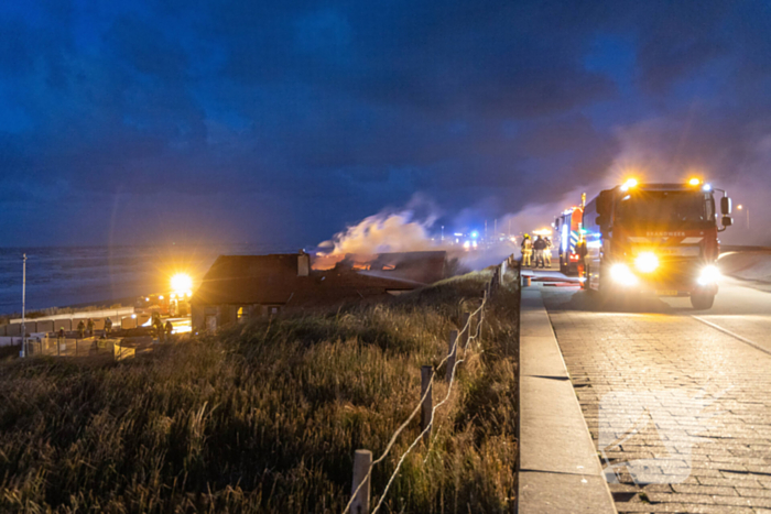 Brandweer blust uitslaande brand in strandtent