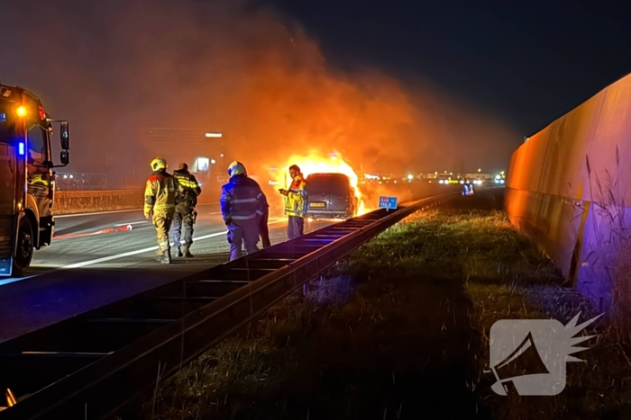 Auto vliegt in brand op snelweg