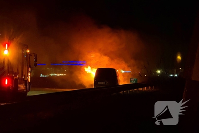 Auto vliegt in brand op snelweg