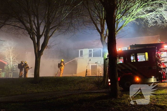 Brandweer blust brand in woning