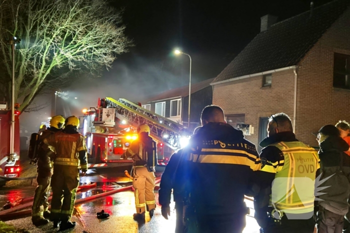 Brandweer blust brand in woning