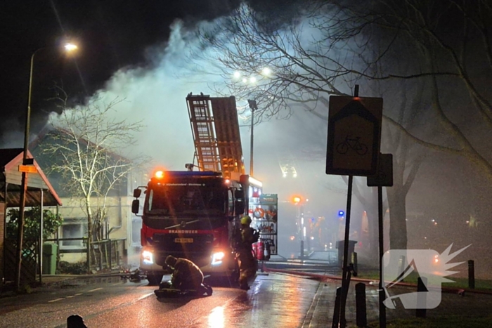 Brandweer blust brand in woning