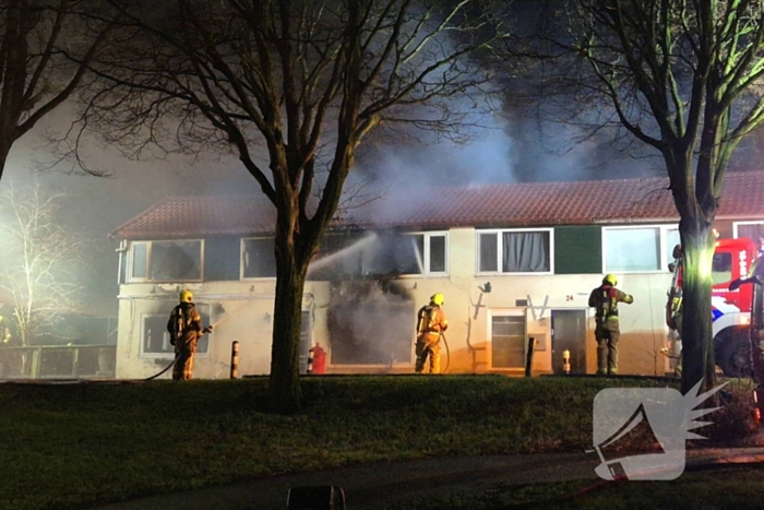 Brandweer blust brand in woning