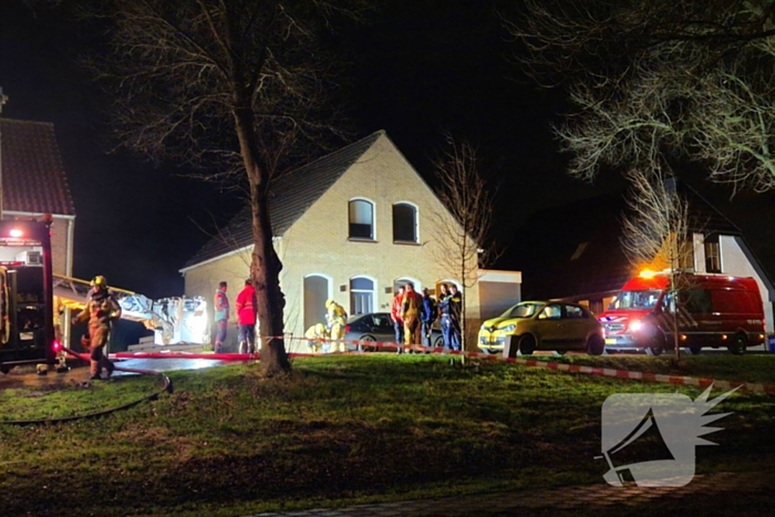 Brandweer blust brand in woning