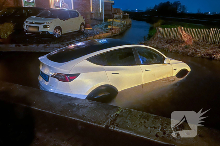 Taxi vliegt uit de bocht en raakt te water