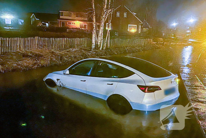 Taxi vliegt uit de bocht en raakt te water