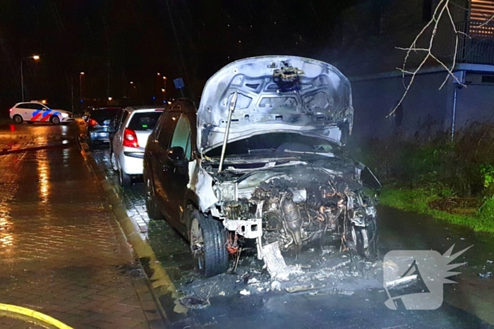 Auto zwaar beschadigd door brand