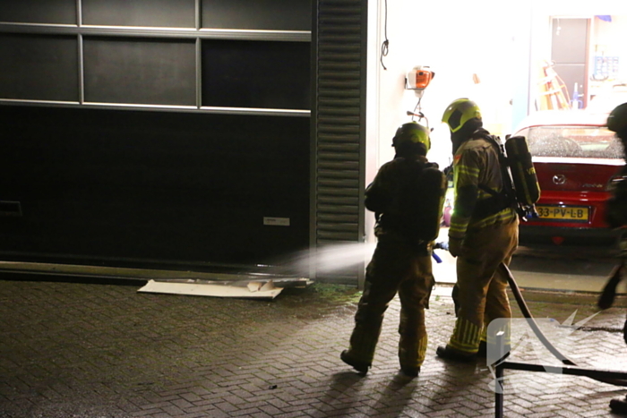 Vermoedelijke explosie leidt tot brand bij loods