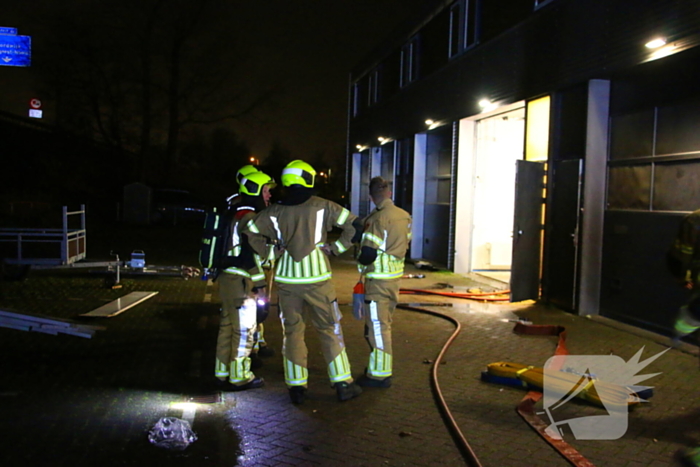 Vermoedelijke explosie leidt tot brand bij loods