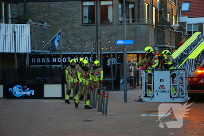 Harde wind speelt kerstverlichting parten