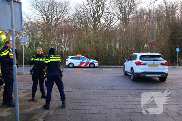 Fietsster en en auto botsen op kruising