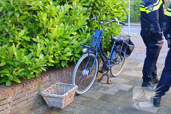 Fietsster en en auto botsen op kruising