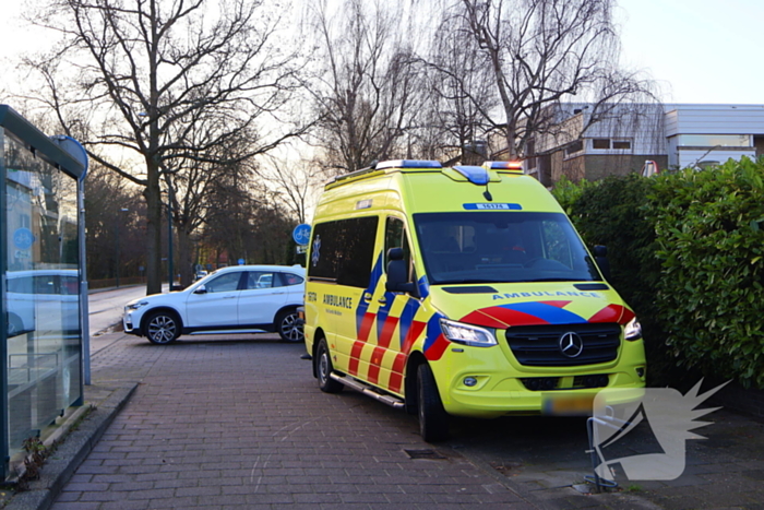 Fietsster en en auto botsen op kruising