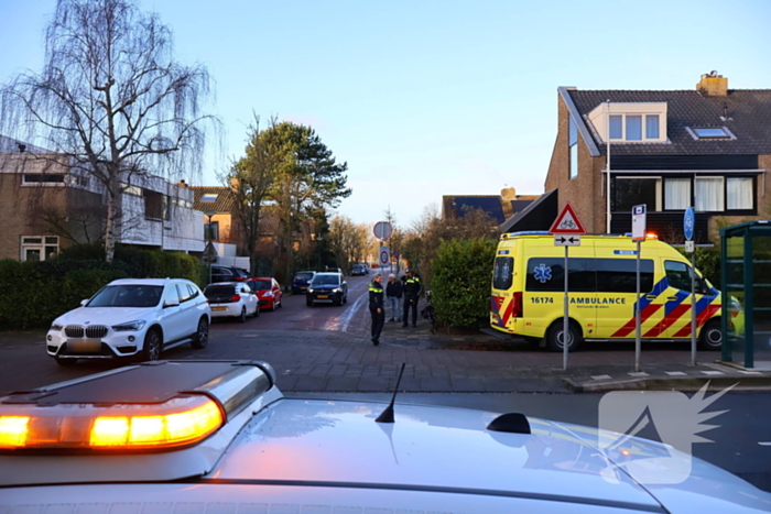 Fietsster en en auto botsen op kruising