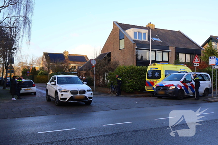 Fietsster en en auto botsen op kruising