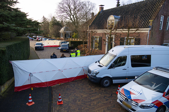 Voetganger overleden na aanrijding met lantaarnpaal