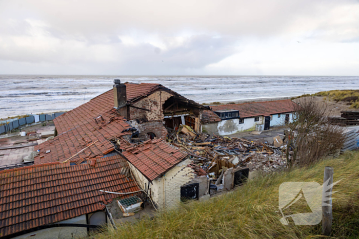 Strandtent volledig verloren bij hevige brand