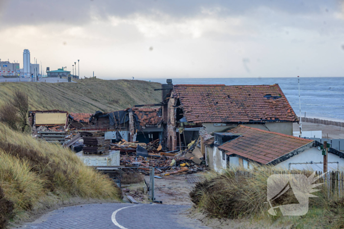 Strandtent volledig verloren bij hevige brand