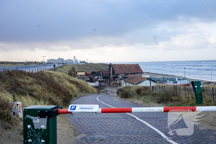 Strandtent volledig verloren bij hevige brand