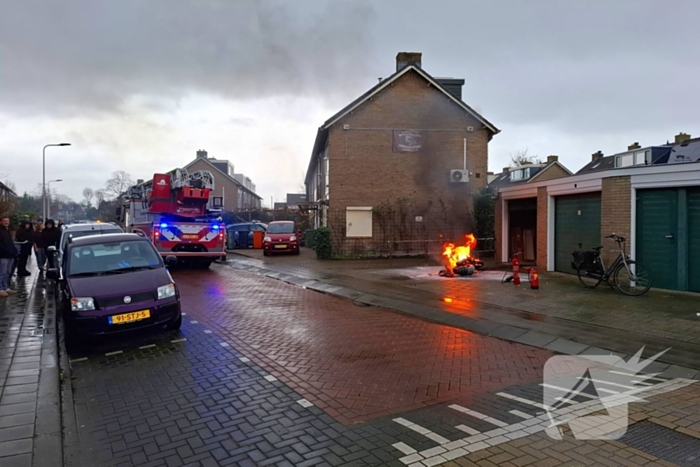 Motorfiets vliegt in brand