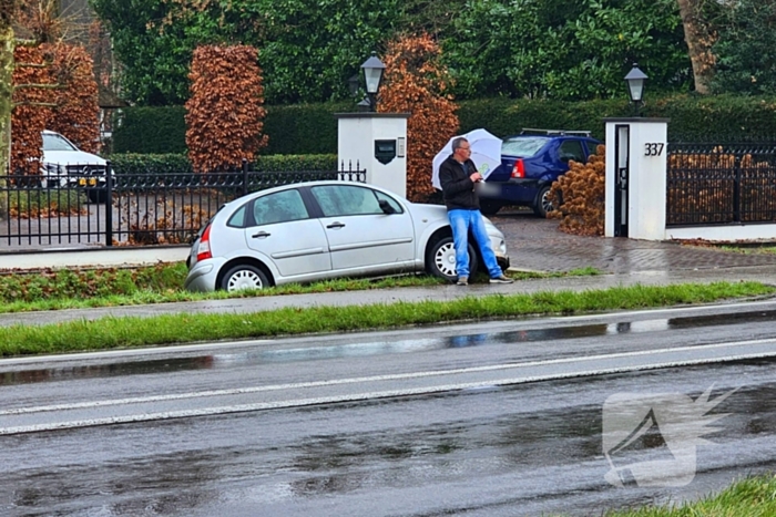 Auto raakt van de weg en belandt in sloot