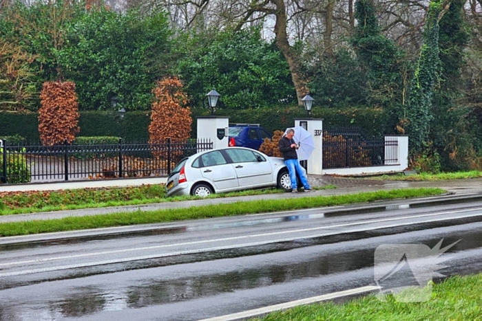 Auto raakt van de weg en belandt in sloot