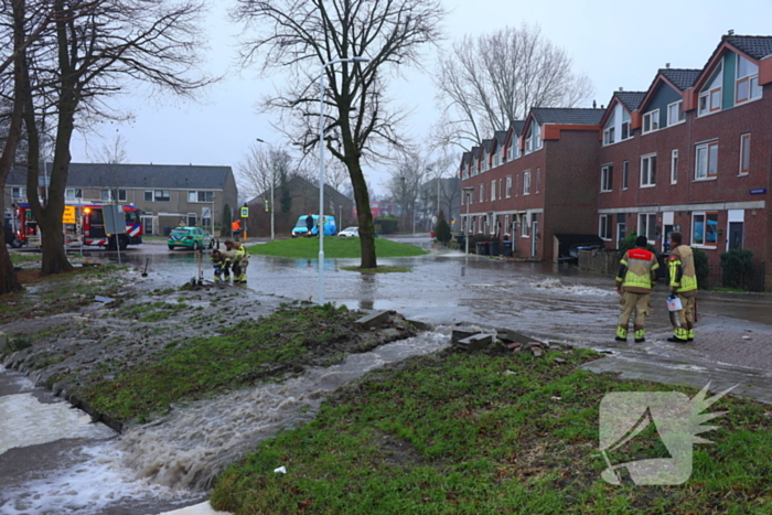 Straat onder water gelopen door kapotte waterleiding