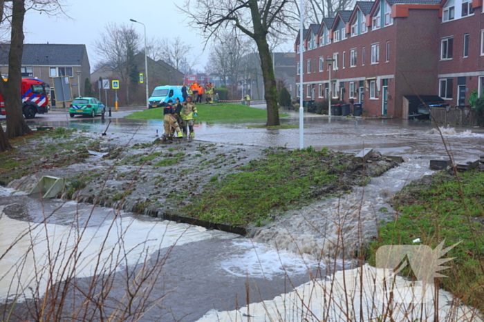 Straat onder water gelopen door kapotte waterleiding