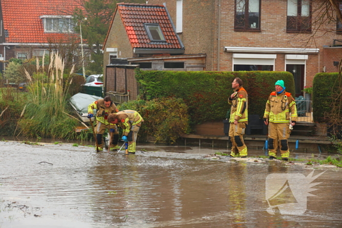 Straat onder water gelopen door kapotte waterleiding