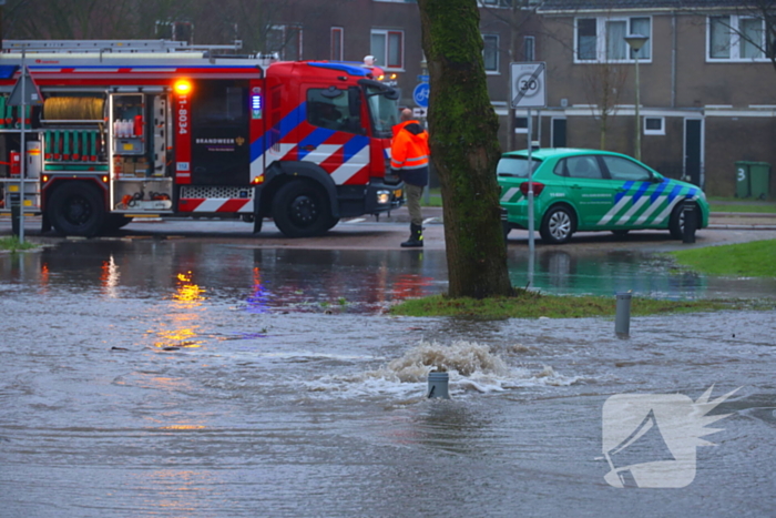 Straat onder water gelopen door kapotte waterleiding