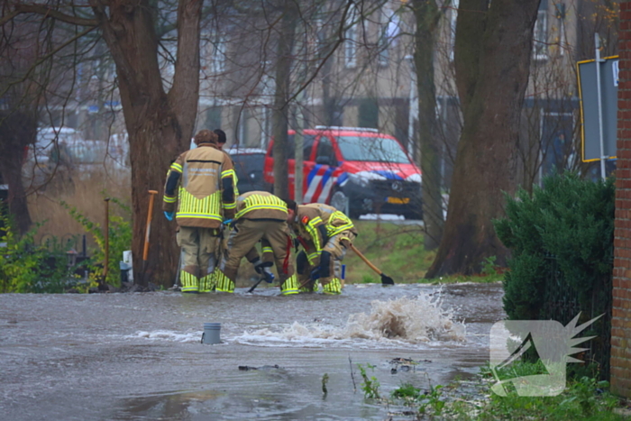 Straat onder water gelopen door kapotte waterleiding