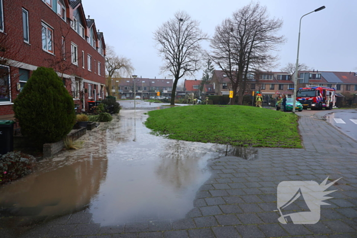 Straat onder water gelopen door kapotte waterleiding