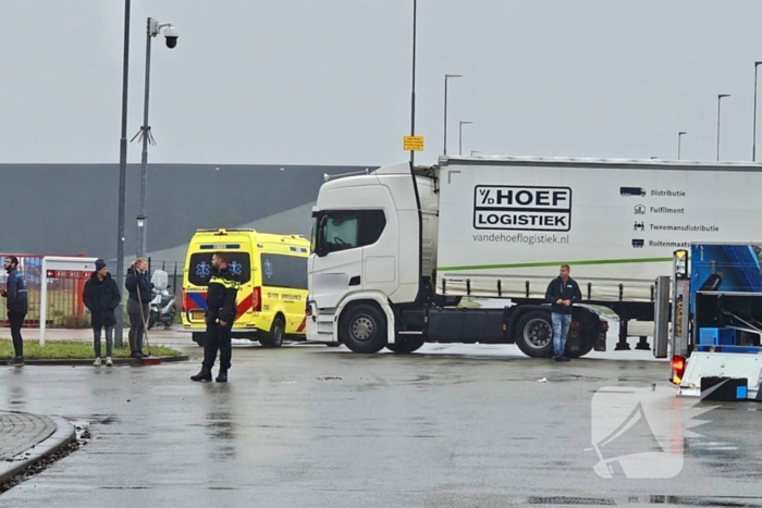 Bezorgbus van Albert Heijn op zijn kant