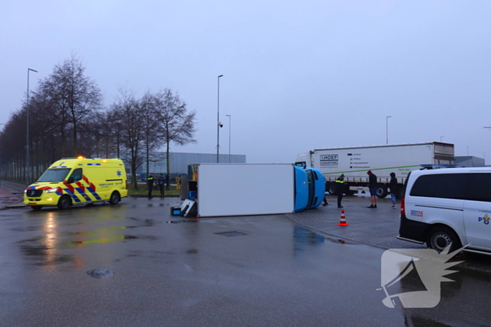 Bezorgbus van Albert Heijn op zijn kant