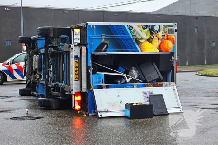 Bezorgbus van Albert Heijn op zijn kant