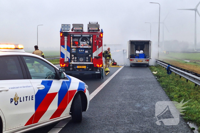 Bestelbus van visboer brand volledig