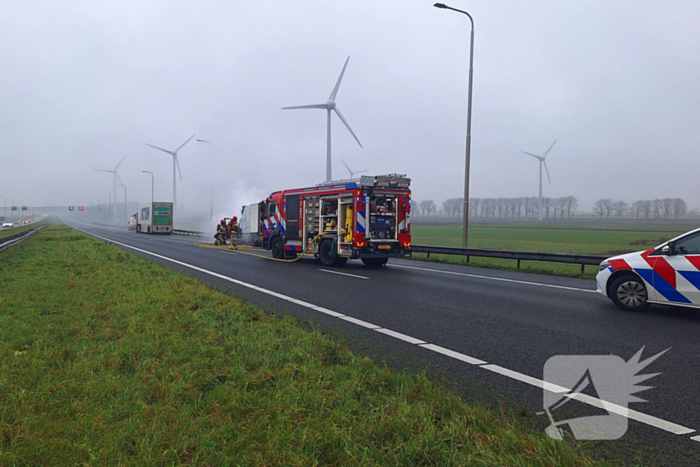 Bestelbus van visboer brand volledig