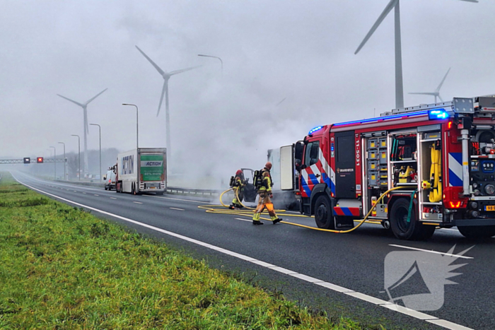 Bestelbus van visboer brand volledig