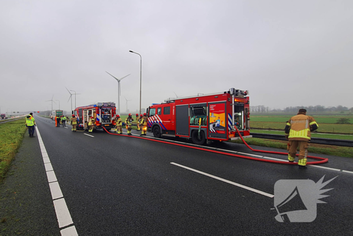 Bestelbus van visboer brand volledig