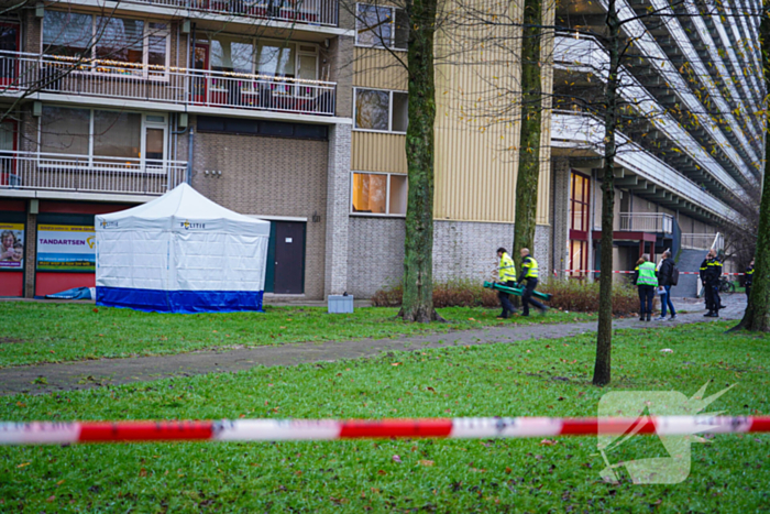 Overleden persoon onder flatgebouw aangetroffen