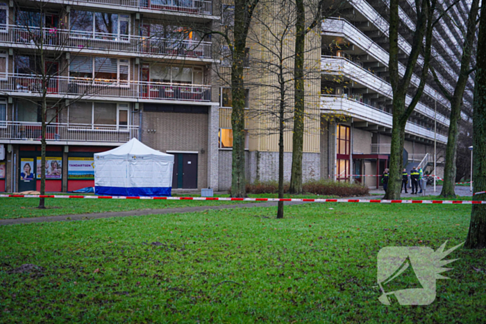 Overleden persoon onder flatgebouw aangetroffen