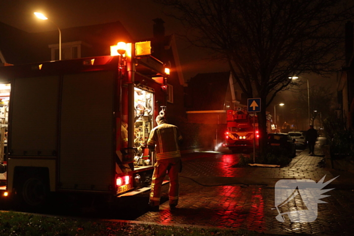 Brandweer schaalt op bij brand in woning