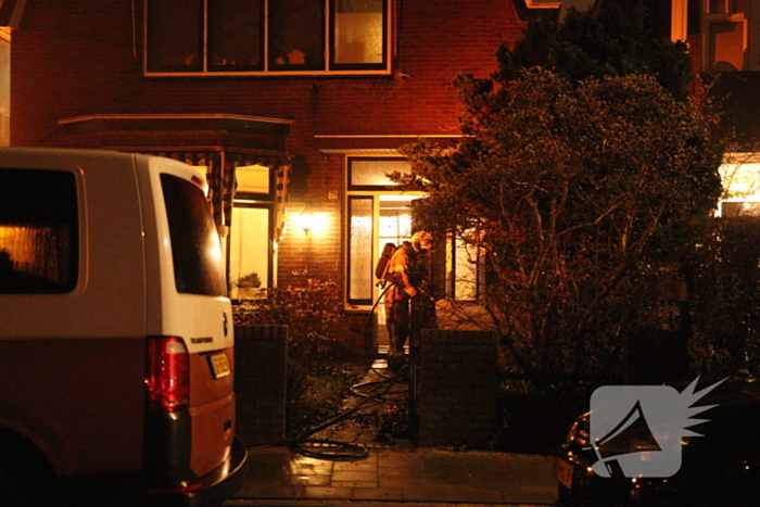 Brandweer schaalt op bij brand in woning