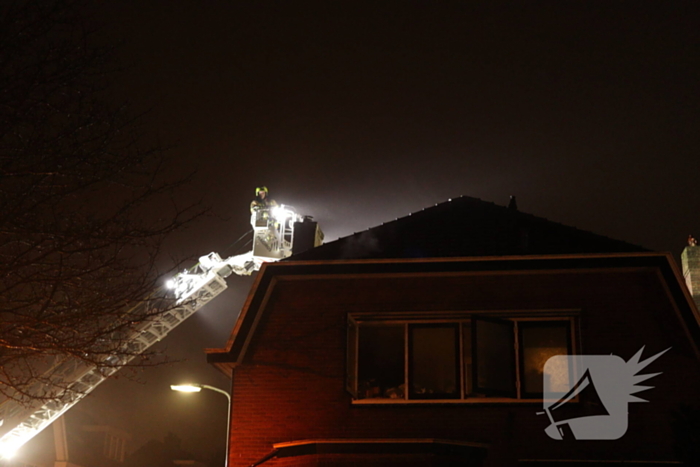 Brandweer schaalt op bij brand in woning